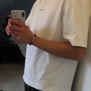 Acne T-shirt - Hej, säljer min acne t-shirt stl S men ganska stor i storleken. Skick 9/10, knappt använd och inga fläckar eller annat. Hör gärna av dig vid interesse!