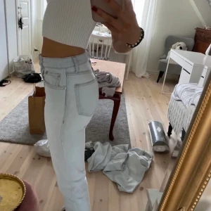 Ljusblå jeans med slits  - Ett par ljusblåa/vita jeans med slits från zara. 