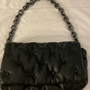 Fin zara väska.❤️ - En underbar zara väska by zara. Material: läder, inga alls problem med skick eller något såntdärnt. Ord pris 559. Billigt jämfört med ors pris. Om det ska fraktas betalar ni summan av frakt!❤️ Vid andra frågor/bilder som gäller väskan skickas i dm!❤️ passa på. Använd 1-2 ggr