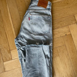 Levi’s-jeans - Säljer mina Levi’s jeans med avklippt kant nertill. Superfint skick!! Köparen står för frakt 📦