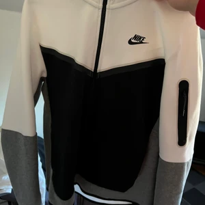 Nike tech  - Som ny, pm för mer bilder 