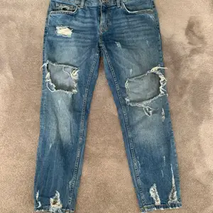 Sååå balla jeans. Från Zaras premium denim collection så går inte att köpa längre. Perfekta till sommaren och våren. De är lågmidjade men lite för korta för mig som är 171cm. 🤩
