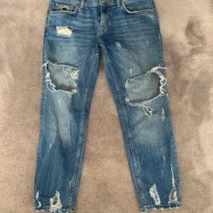 Zara jeans - Sååå balla jeans. Från Zaras premium denim collection så går inte att köpa längre. Perfekta till sommaren och våren. De är lågmidjade men lite för korta för mig som är 171cm. 🤩