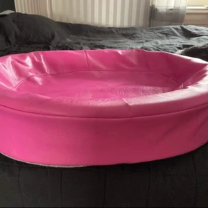 Ny hundbädd.  - Biabädd med måtten 60•70 cm. Den är i nyskick. Säljes då den inte kommit till användning. Hämtas up i Kalix Nyborg eller kan mötas i Kalix.