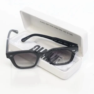 Chimi eyewear - Intressekoll!! Funderar på att sälja mina chimi solglasögon i modellen #004 och i färgen berry och gradient lens. De har inga som helst defekter på själva glasögonen. Buda i kommentarerna! (Högsta bud: 800)🤍🤍🤍
