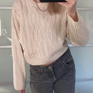 Vit stickad tröja - Vit stickad tröja från Nakd i storleken Xs, passar även S. Använd fåtalet gånger och är i fint skick. Frakt tillkommer, snabb affär!