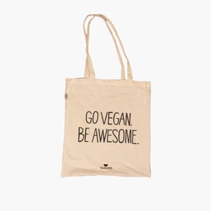 Vegan tygkasse - Tygkasse från Djurens rätt. Använt skick, har några fläckar på sig som inte verkar gå bort (se bild). Kan skickas spårbart för 66kr eller för 52kr med frimärken. 🌱