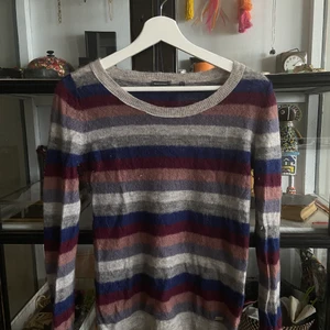 Stickad tröja - Fin tunn stickad tröja från Marc o polo med fin djup urringning.