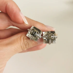 Äkta silver örhängen - Äkta silver örhängen med Chanel motiv. OBS De är inte köpta från Chanel. 