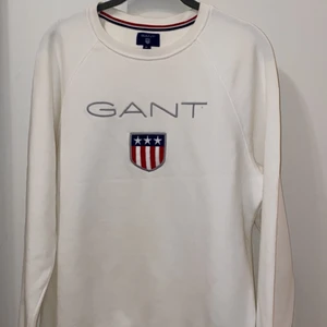 Gant vit tröja  - Gant tröja i vit Strl M Nyskick, endast testad  Möts upp i Kista / fraktar