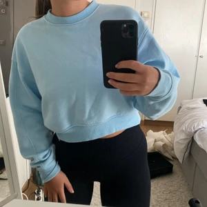 Sweatshirt från Bershka i storlek S - Vanlig ljusblå sweatshirt från Bershka, använd några få gånger men har blivit lite nopprig i tvätten, annars är den i bra skick. Jag är 1,63 lång och den är medellång på mig. Köparen står för frakt 💞💞💞