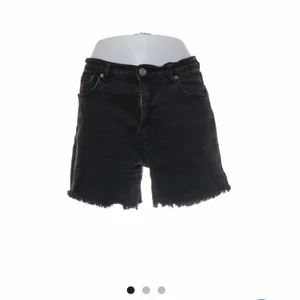 Svarta shorts  - Bilder lånade från sellpy då jag beställde shortsen där ifrån men de var något för stora. Super snygga och bekväma men är stora i storleken! Möts inte upp utan skickar, 100kr + 45kr frakt!😚😚
