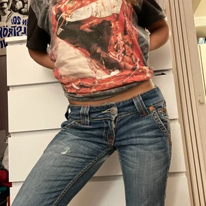 True religion jeans  - Ett par skit snygga low waist bootcut true religion jeans som jag tyvärr måste sälja så dom är för stora på mig i midjan och gillar inte skärp så mycket. Dom är klippta längst ner så passar någon som är 160 cm❤️ Dom har även ett litet hål under rumpan som knappt syns, men skriv privat om ni vill ha bild på hålet! Köpare står för frakten, kan mötas Sthlm annars