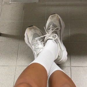 Adidas ozweego - Säljer mina adidas ozwego, de är väl använda och lite slitna! I storlek 36,5! Tvättar ni de så kommer de bli väldigt fräscha. Har tvättat de flera gånger i tvättmaskinen, det är inga problem. Ska köpa exakt samma då jag använt de här väldigt mycket. 