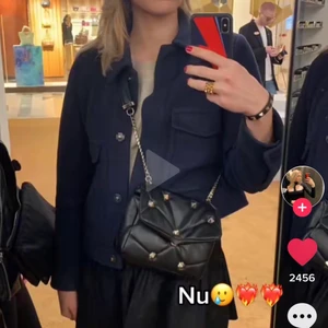 SÖKER DENNA BLÅA JACKA - Är det någon som vet om/säljer denna jacka i mörkblå, ska var i den modellen som ni ser på båda bilderna, hör snälla av er till mig isf!!!💓💓💓💓💓 Storlek s/m