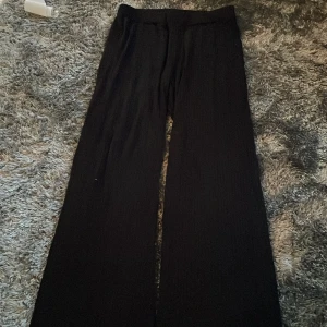 Stina Rib Trousers Gina Tricot - Sweatpants ribbade svarta från Gina Tricot💕 Storlek M, stor i storleken så passar person med strl L💕 Väldigt mjukt material!