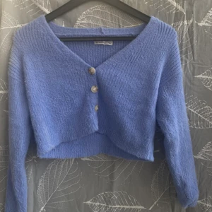 Croopad Bershka  - Mysig bershka tröja, perfekt till våren! Croopad, kommer precis vid naveln på en. Jätte snygg färg. 