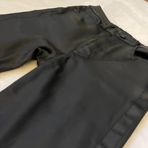 Lose fit skinbyxor - Svarta skinbyxor med en Lose fit använt typ 3 gånger, sitter snygg på.