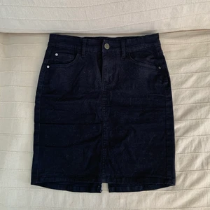 SVART KJOL - Säljer då den tyvärr inte passar mig längre! Perfekt nu i vår/sommar & passar till allt 💓💓💓