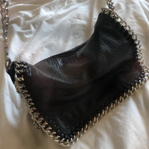 Väska - Säljer min svarta tiamoväska pga för lite användning. Väskan är i gott skick och fåtal gånger använd. Mycket fin och passar till allt. (Köparen står för frakt)❤️❤️skicka privat för mer info