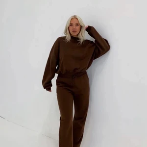 LXA mjukis sett - Säljer nu mitt bruna mjukissett från Linn Ahlborgs företag LXA, settet är i bra skick, inga fläckar eller liknande, använt fåtal gånger. Nypris var 1200 för båda delar. 600 för var del. Kom gärna med bud. Jag säljer endast när jag fått ett prisförslag som är rimligt. Skickas självfallet med spårbar frakt. 