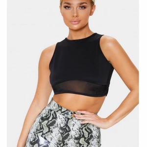 Crop top - Svart crop top från prettylittlething!