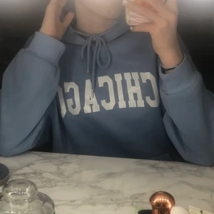 Blå Hoodie - Blå hoodie från shein. Har endast använt den några gånger så skulle ändå säga att den är i nyskick. Den har bra material men luvan är kanske inte toppen. Köparen står för frakt.