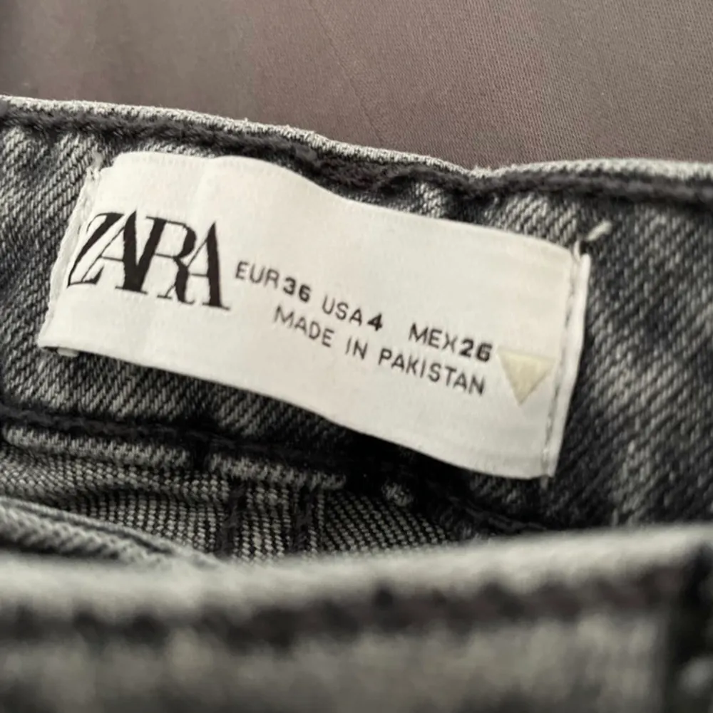 Sjukt snygga jeans från Zara!⚡️⚡️I nyskick då dom aldrig använts då dom var lite stora för mig✨Orginal pris 350kr men säljer för 200kr priset kan diskuteras🥰 storlek 36. Jeans & Byxor.