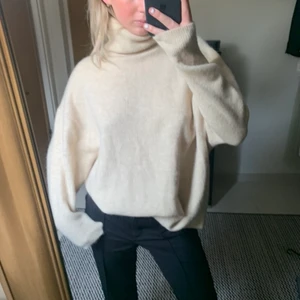  🤍 TRÖJA 🤍 - Säljer denna jättefina och mysiga tröja från Zara. Sparsamt använd och i bra skick! Ordinarie pris online: 599kr. Passar xs-m. Köparen står för frakten🤍