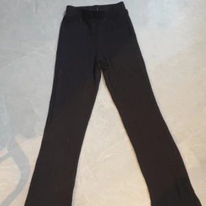 Storlek xxs - Jag säljer ett par svarta mjukisbyxor från gina tricot i storlek xxs. Jätte bra längd, jag är 1,70💜