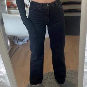 Jeans från Bershka! Högmidjade med raka ben💕  Helt oanvända därav superbra skick!