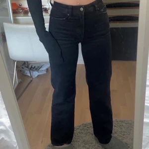 straight jeans - Jeans från Bershka! Högmidjade med raka ben💕  Helt oanvända därav superbra skick!