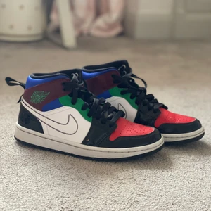 Jordans  - Balla Jordans köpta för lite mer än ett år sedan. På bild 3 ser ni nypris. Sparsamt använda därmed nyskick🤩🤩 kontakta privat för mer bilder👍🏻