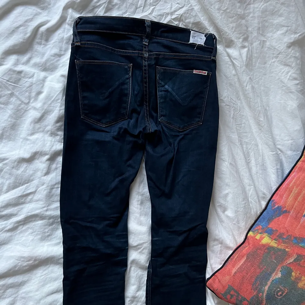 Säljer mina sjukt snygga jeans från HUDSON som tyvärr är för små för mig!😫 dom är mörkblå med straight leg. Jeans & Byxor.