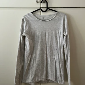 Basic - Basic grå tröja. Stor i storleken.