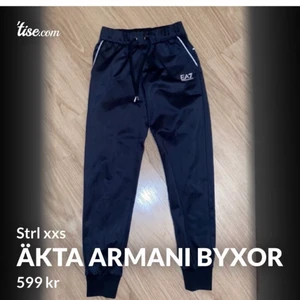 Armani byxor dam strl XXS - Äkta Armani byxor i Strl XXS, färg svart. skicket är som nytt då de bara är använda ett fåtal gånger, säljs då de ej används. Meddela vid intresse eller frågor ☺️ (‼️ leverans kan variera, betalning sker via Swish ‼️)