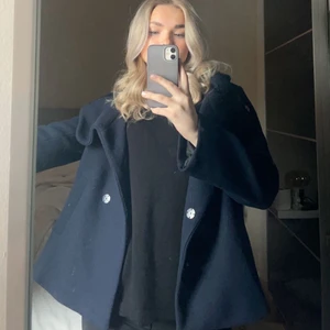 Kappa - Säljer min svin coola blåa korta kappa från zara som är perfekt nu till våren⚡️💘 Skriv för fler frågor eller Bilder💘💘 350kr eller bud om fler är intresserade ⚡️