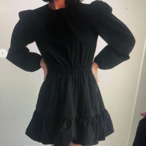 Svart klänning med puffärmar  - Klänning från NA-KD. Finns inte på hemsidan och kommer därför inte ihåg originalpris. Klänningen är använd 1 gång och säljer pga att jag inte använder den. Pris 200kr. Köparen står för frakten! 