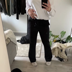 Kostymbyxor bikbok - Jag säljer dessa jättefina kostymbyxor från Bikbok som är väldigt få gånger andvända!! Byxorna är i storlek 40 då jag vill att dom inte ska sitta tajt och kunna ha dom som Lågmidjade (är vanligtvis en 36/38 person). Dom har inga skador eller fläckar, skriv privat vid intresse eller vid frågor! Jag säljer byxorna för 80kr+ frakt, originalpris 399❤️