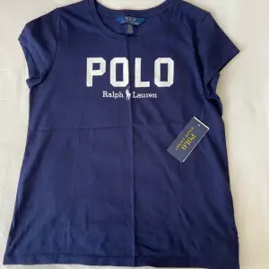 Helt oanvänd polo t-shirt med lappen kvar från Ralph Lauren. Köpt för 425kr och är i stl. L (barn) vilket motsvarar XS-S.