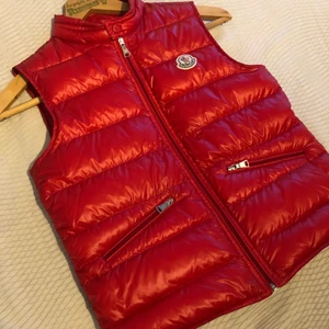 Moncler väst unisex - Moncler väst i väldigt fint skick! Inga skavanker eller liknande. Storleken är xs/s Inget tillbehör medföljer. Priset går att reglera ifall det sker snabb affär! 