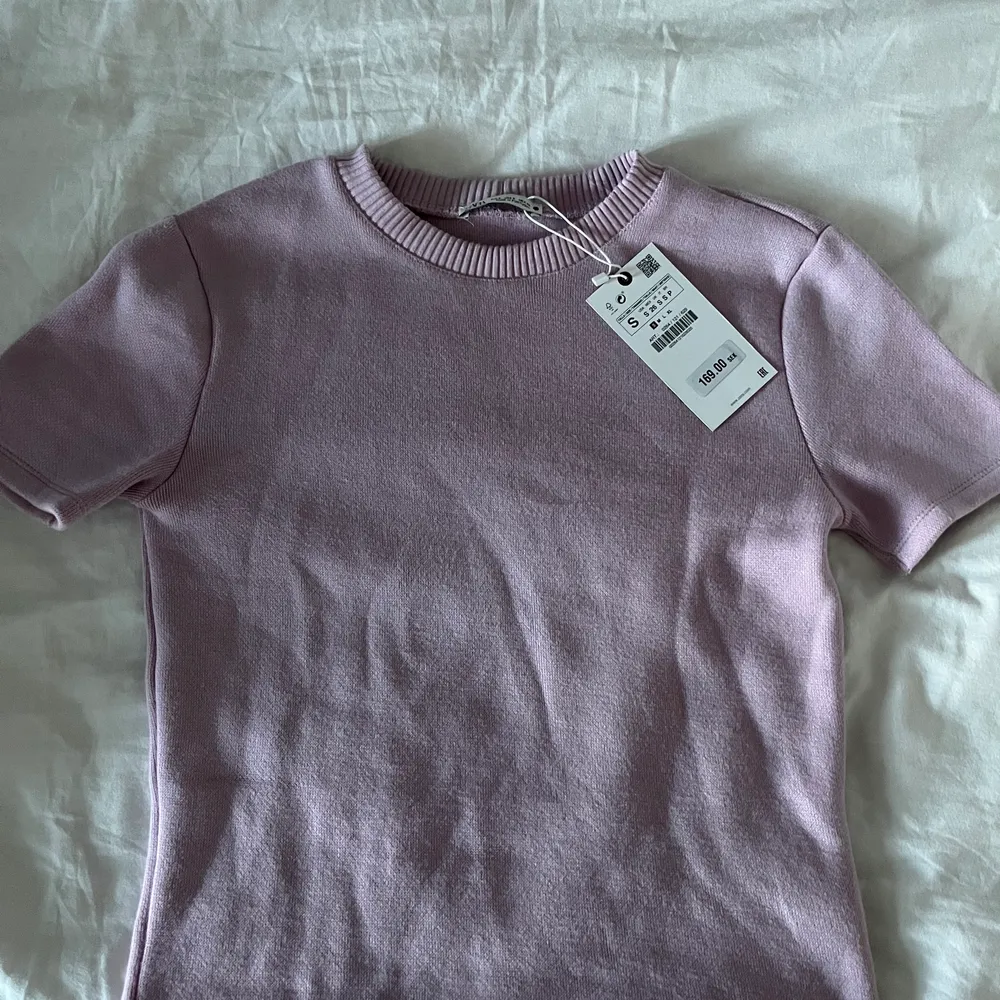 Säljer denna fina tröja från zara, aldrig använd endast testad då jag trodde färgen skulle vara annan. Nypris 169kr säljs för 100 exklusive frakt, kan fraktats (köparen står för frakt) eller hämtas upp i Stockholms området, strl S🤍. T-shirts.