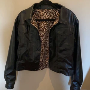 Lärderjacka - Den har knappar på båda sidor så att man kan vända den ut och in, perfekt till våren💕 80kr+frakt💕