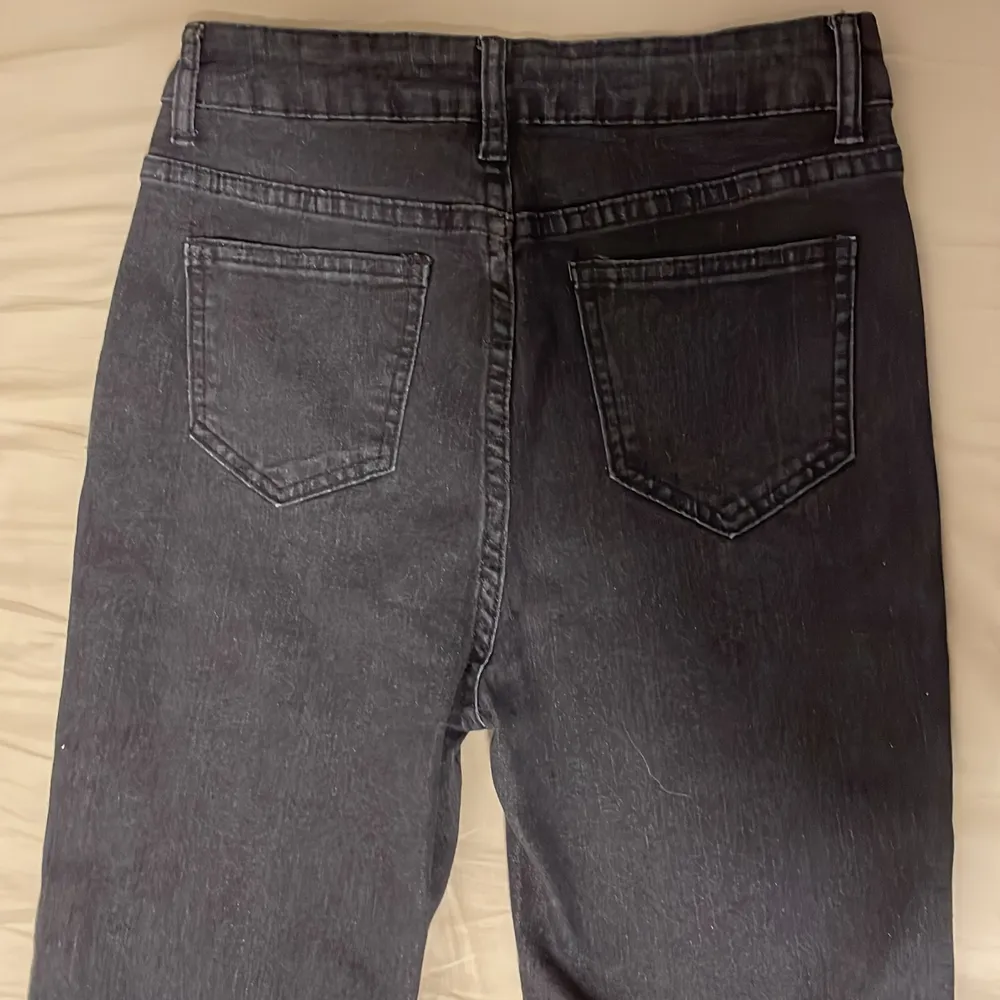 Ett par svarta, utsvängda jeans med storleken XS. Jag är XS men de blev ändå ganska långa på mig som man kan se i en av bilderna (jag är 159cm). De är köpta från SHEIN, vilket oftast inte har bra kvalite men den här hade  väldigt skön material. . Jeans & Byxor.