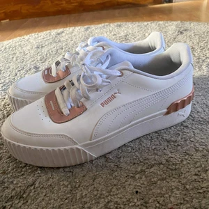 Puma sneakers  - Strl eur 42, uk 8, cm 27, us wn’s 10,5. Ny skick, använda 1 gång. Kan mötas inom Borlänge.