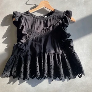 Svart topp - Så fin topp med volang från zara💓 Jätte fint skick, endast använd typ tre gånger! BUDA!!! 