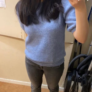  Intresse koll! - INTRESSE KOLL! En jätte fin ljus blå stickad T-shirt från Vero Moda