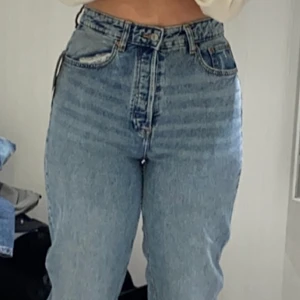 intressekoll!! jeans från hm - Intressekoll på mina as snygga jeans. de är använda 2 gånger men är helt i nyskick. knappar fram. säljs endast vid bra bud. köpta för 600kr.