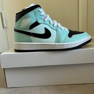 Jordan air 1 mid - Säljer mina snygga Jordans eftersom de inte kommer till användning. Använt endast några gånger och sparsamt. Storlek 37,5 eller 6,5. Tar emot endast swishbetalningar. Köparen står för frakten 😊.