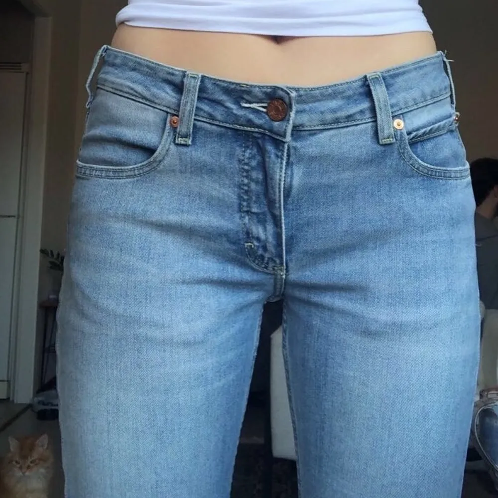 Lägger upp igen pga oseriös köpare👈🏼 Lågmidjade jeans från Acne! Lappen är bortklippt men de passar mig som vanligtvis är en 36 i jeans och byxor (är 1.72 cm lång) Så fina men de har inte kommit till användning hos mig! 💜. Jeans & Byxor.